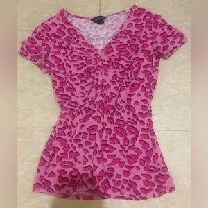 Pink leopard/cheetah print fitted 2000s top!